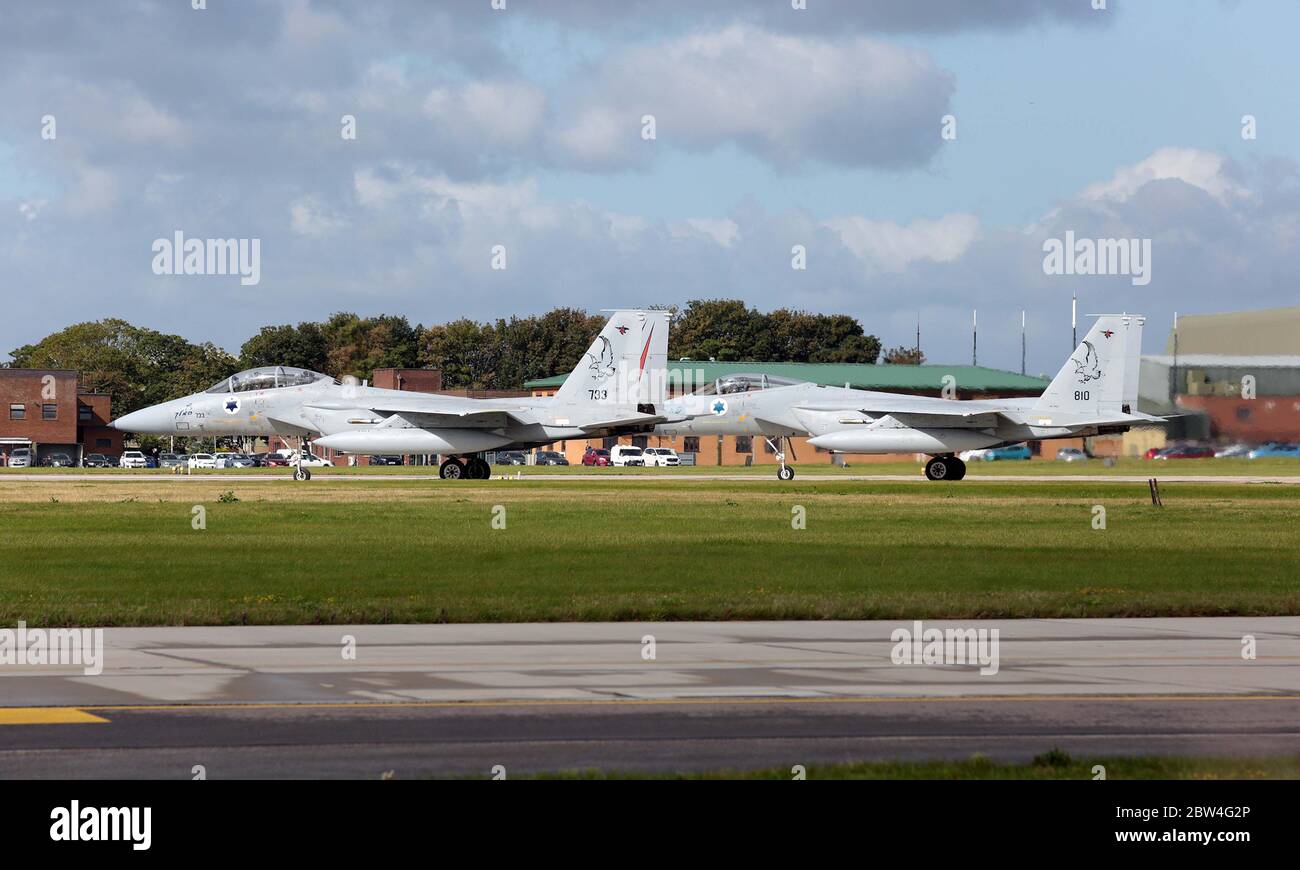 MDD F-15D, 733, und F-15C Eagle, 810, der 133 Sqn, israelische Luftwaffe bei RAF Waddington während der Übung Cobra Warrior, Waddington, Großbritannien, Stockfoto