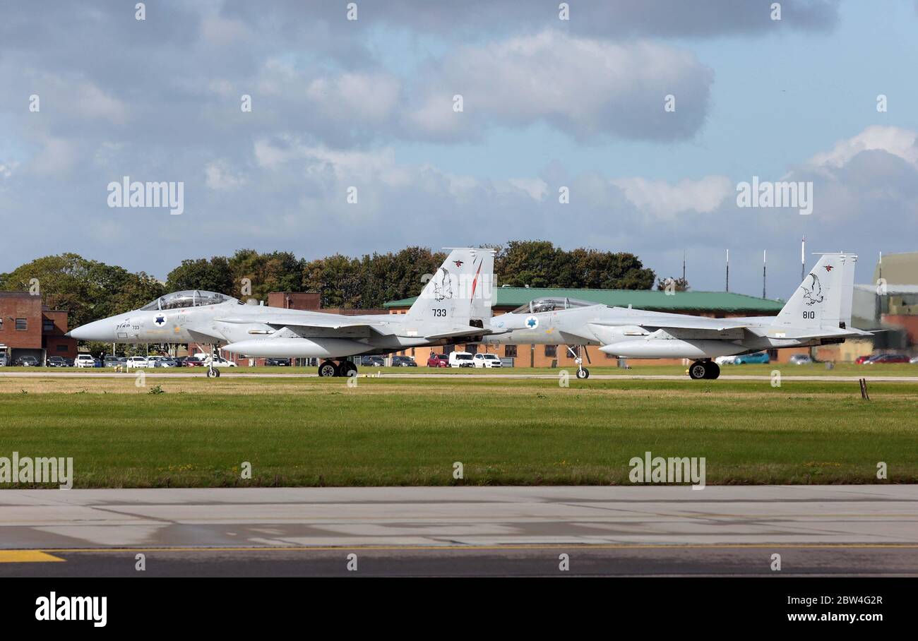 MDD F-15D, 733, und F-15C Eagle, 810, der 133 Sqn, israelische Luftwaffe bei RAF Waddington während der Übung Cobra Warrior, Waddington, Großbritannien, Stockfoto