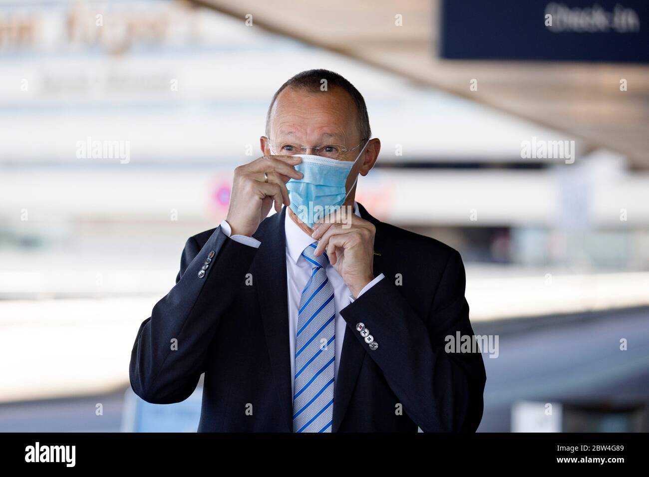 Johan Vanneste mit Mundschutz bei der Vorstellung des Sicherheitskonzeptes auf dem Flughafen Köln/Bonn während der Corona-Krise 'Safe in Corona Times'. Köln, 27. Mai 2020 Stockfoto