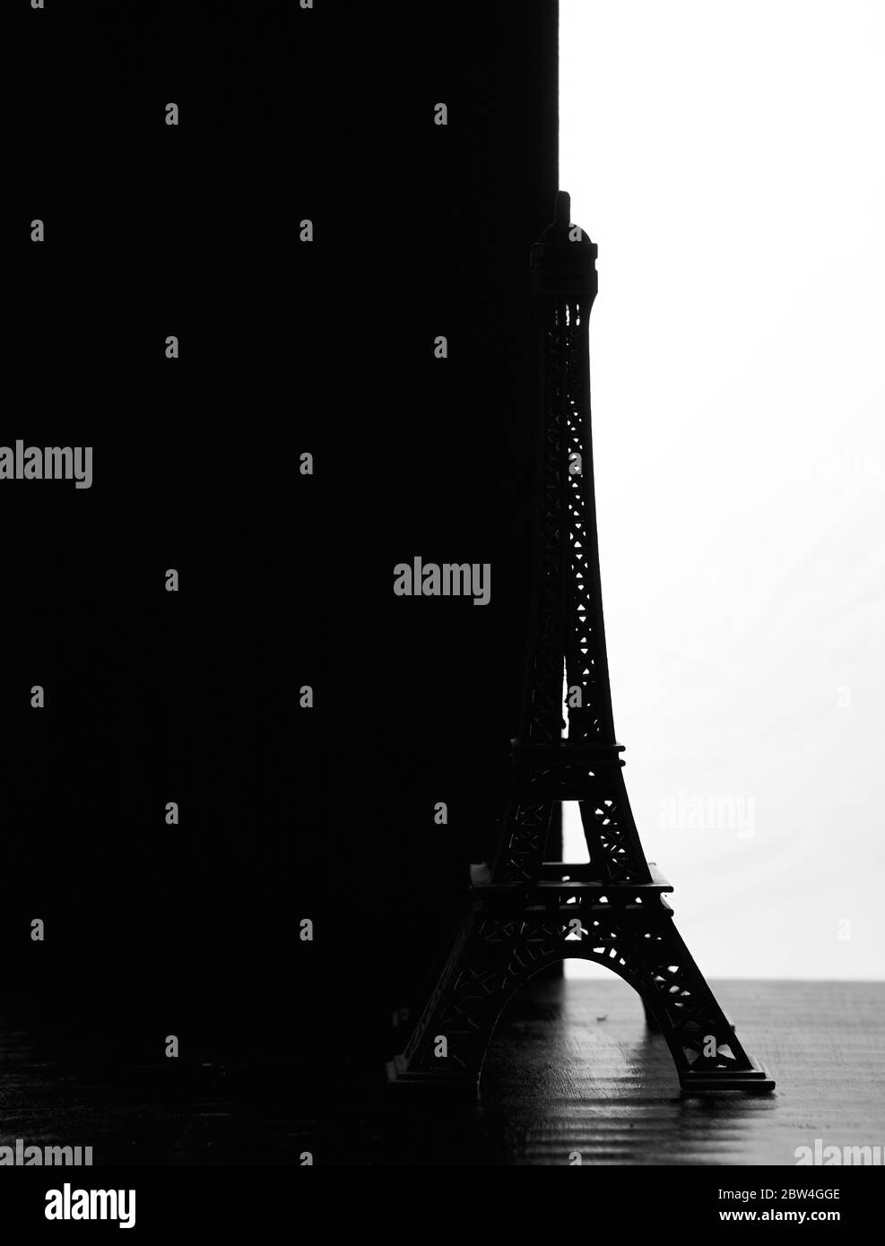 Die Silhouette der eiffelturm-Figur auf einem schwarz-weißen Hintergrund Stockfoto