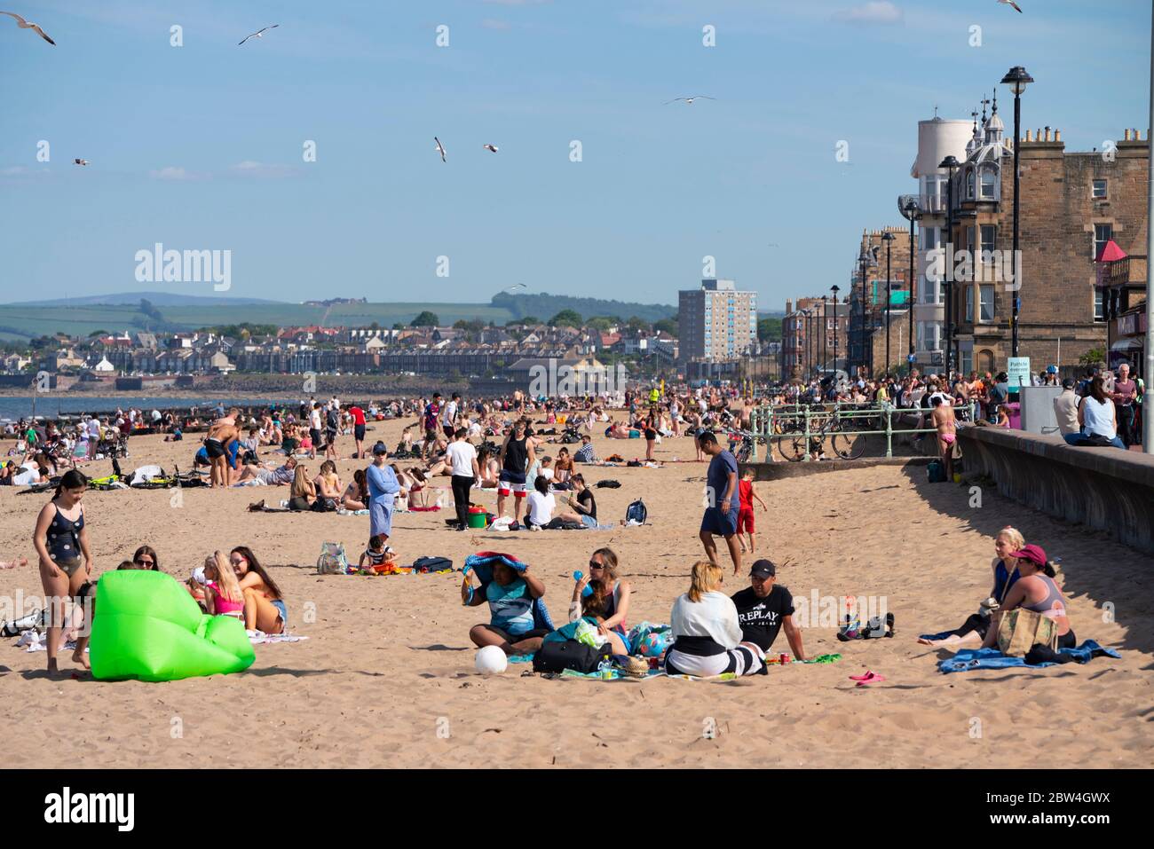 Portobello, Schottland, Großbritannien. 29 Mai 2020. Sonnenschein und Temperaturen von 23 C am Strand und an der Promenade von Portobello brachten Menschenmassen ins Freie. Die von der schottischen Regierung gestern angekündigte Lockdown-Regelung für Covid-19 erlaubt es der Öffentlichkeit, sich zu sonnen. Iain Masterton/Alamy Live News Stockfoto