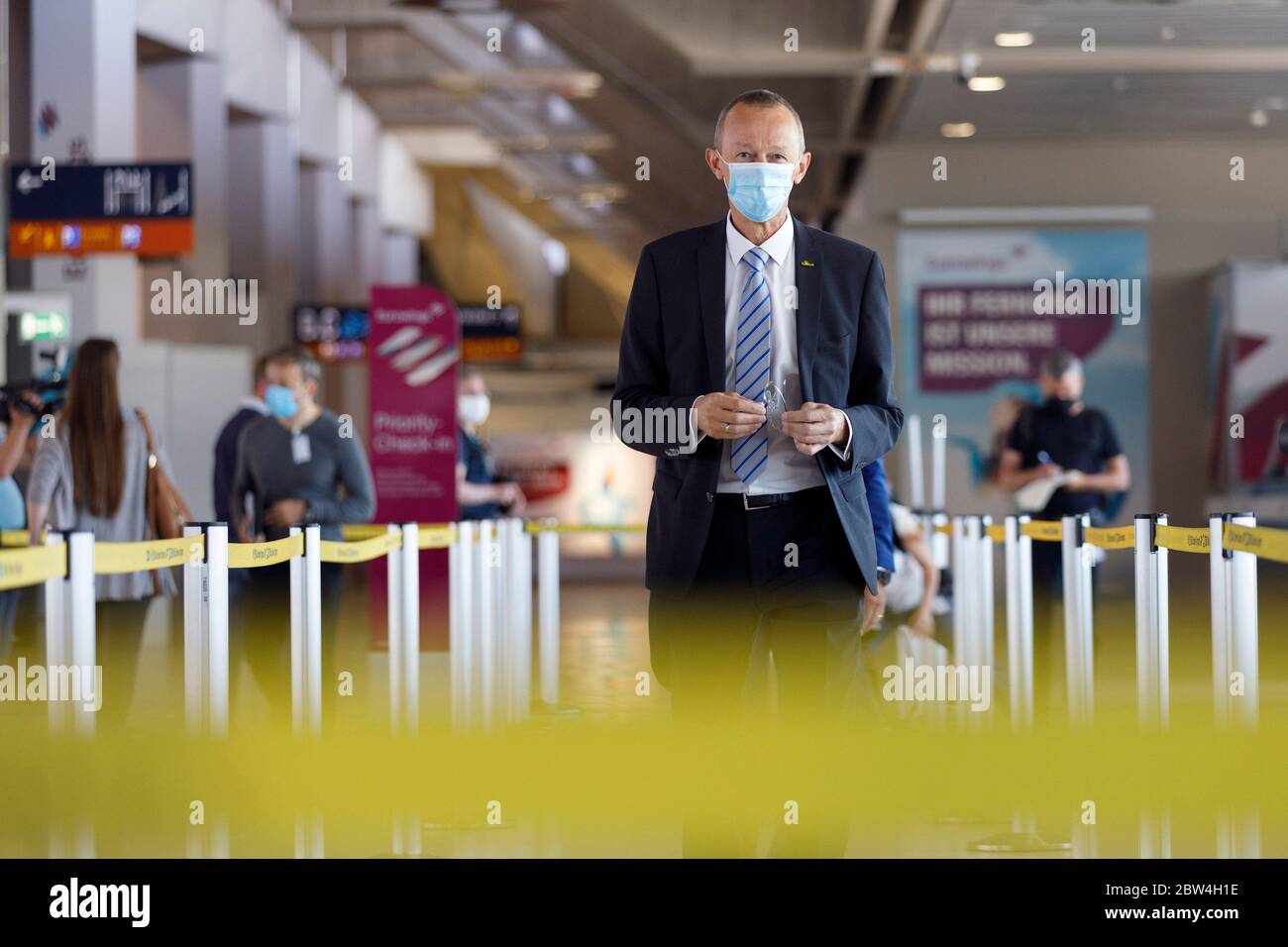 Johan Vanneste mit Mundschutz bei der Vorstellung des Sicherheitskonzeptes auf dem Flughafen Köln/Bonn während der Corona-Krise 'Safe in Corona Times'. Köln, 27. Mai 2020 Stockfoto