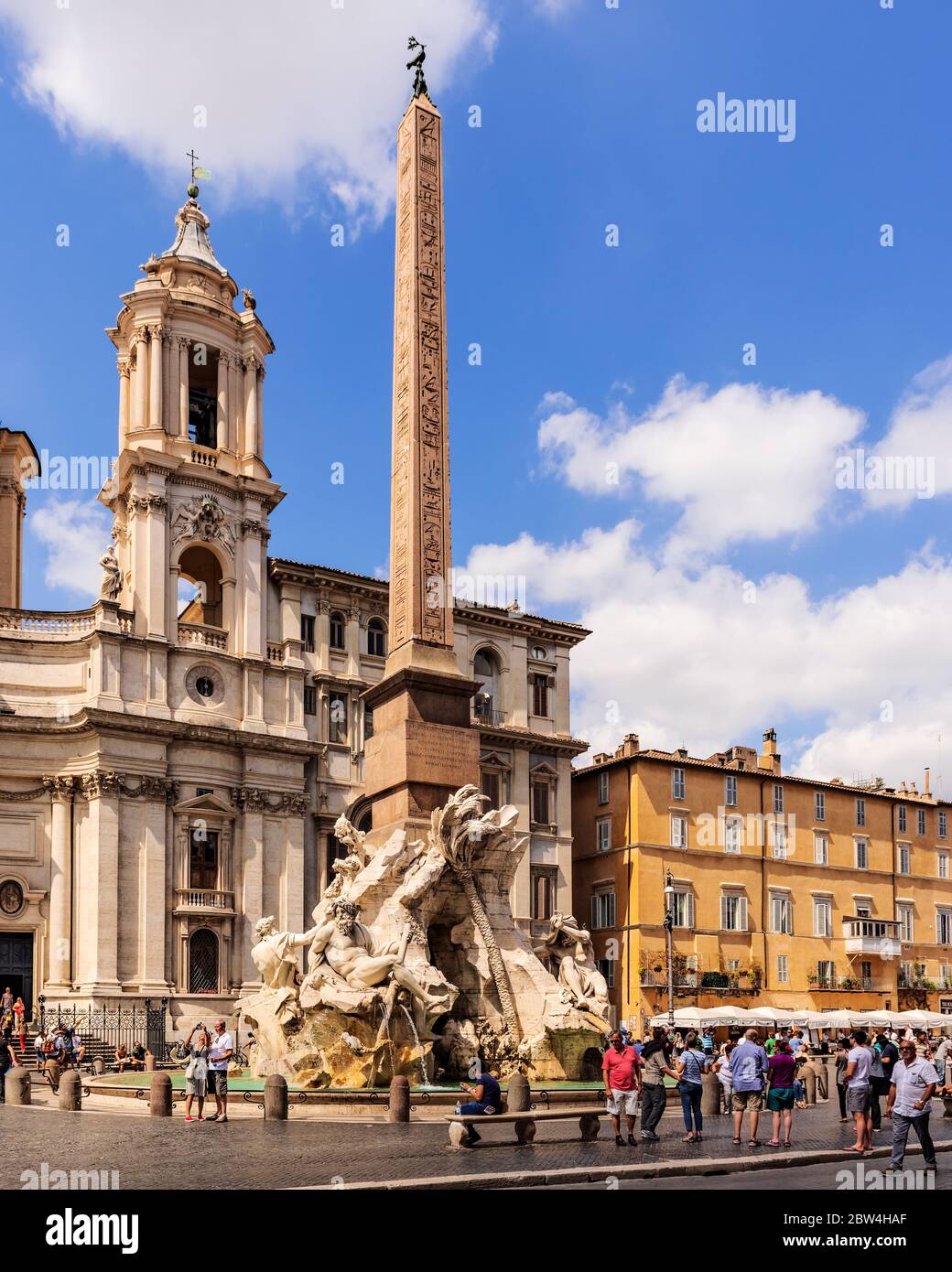 Rom, Italien - 31. August 2014: Touristen besuchen den Brunnen der Fiumi, den Brunnen der vier Flüsse, und die Kirche der Heiligen Agnes in Agone auf der Piazza Navona, Stockfoto
