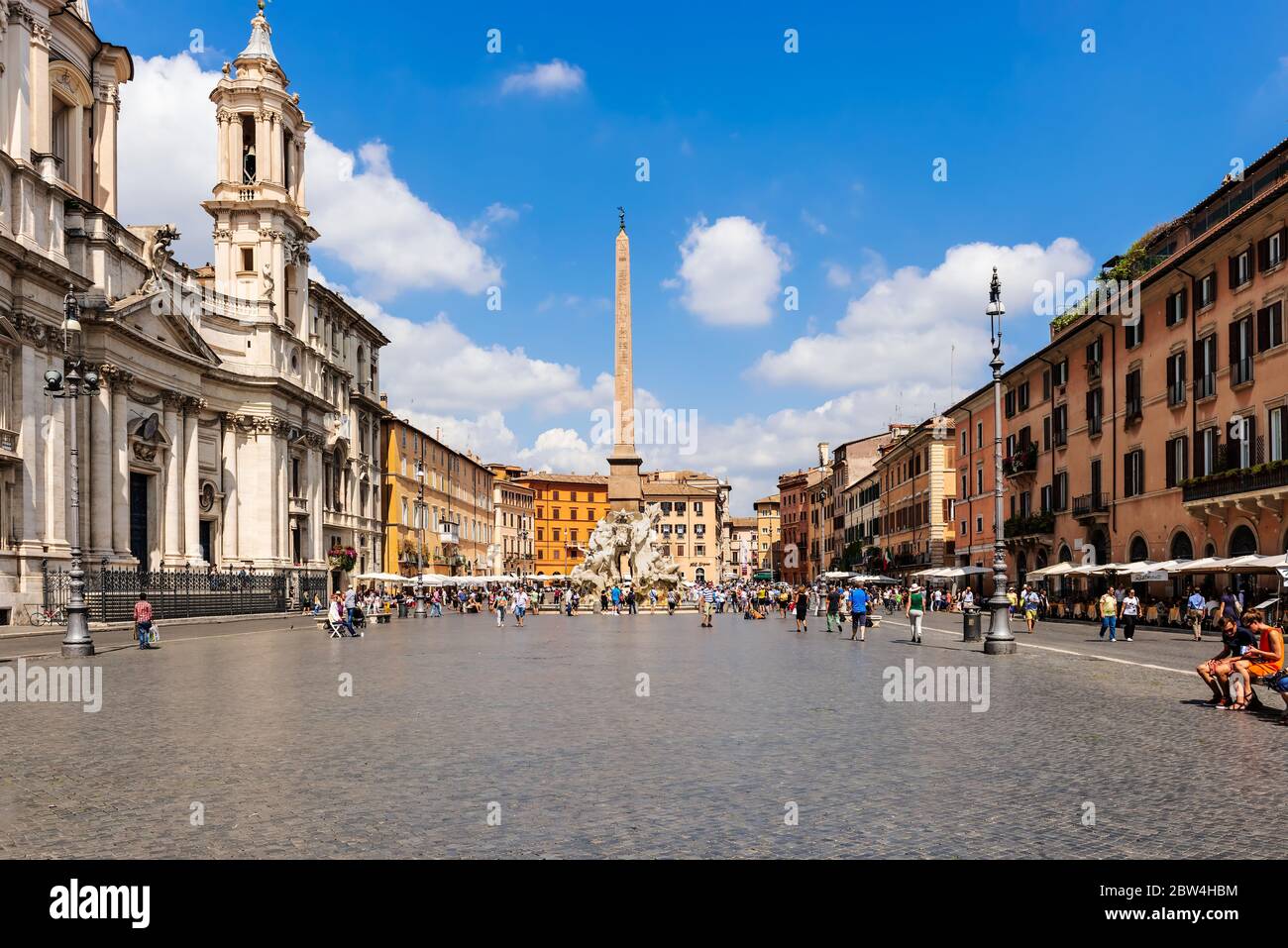 Rom, Italien - 31. August 2014: Touristen besuchen den Brunnen der Fiumi, den Brunnen der vier Flüsse, und die Kirche der Heiligen Agnes in Agone auf der Piazza Navona, Stockfoto