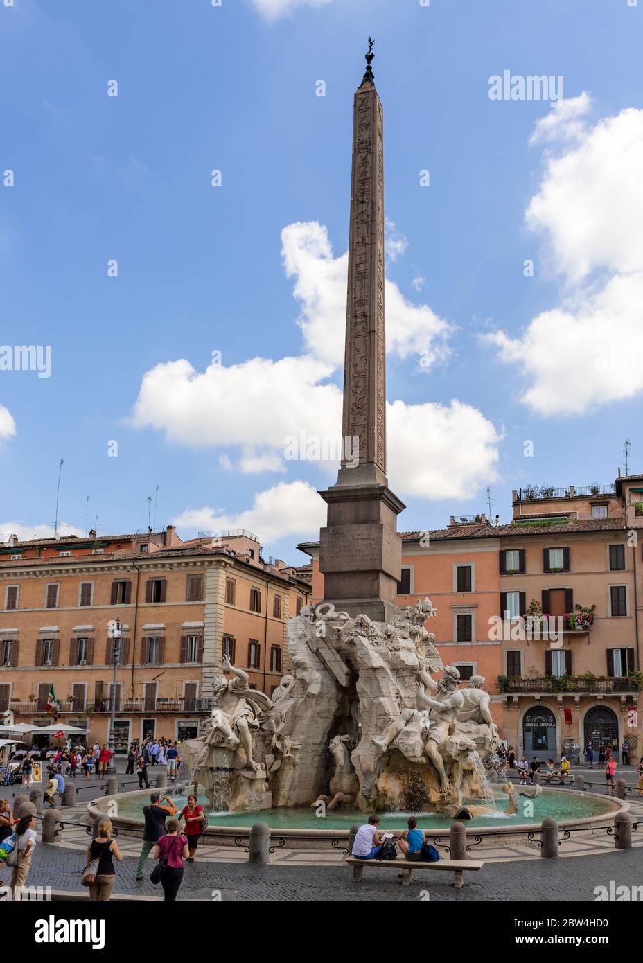 Rom, Italien - 31. August 2014: Touristen besuchen den Brunnen der Fiumi, den Brunnen der vier Flüsse, und die Kirche der Heiligen Agnes in Agone auf der Piazza Navona, Stockfoto