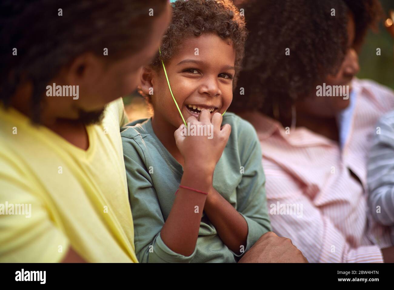 Afro-amerikanische niedlichen Jungen feiern Geburtstagsfeier.Fun Zeit, Familie glücklich. Stockfoto