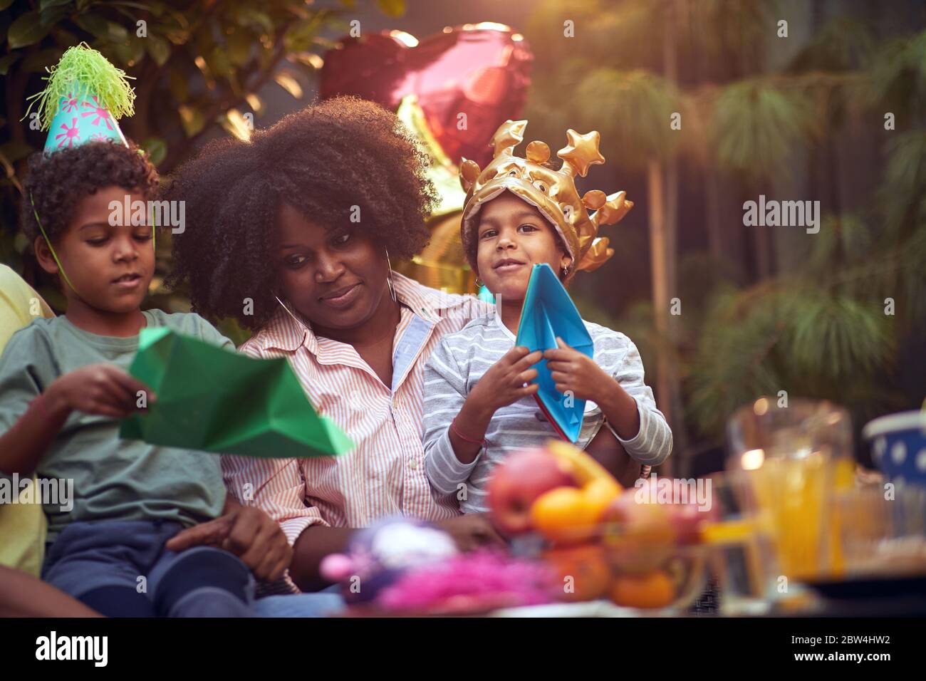 Afro-amerikanische niedliche Mädchen feiern Geburtstag Party.Fun Zeit, Familie glücklich. Stockfoto