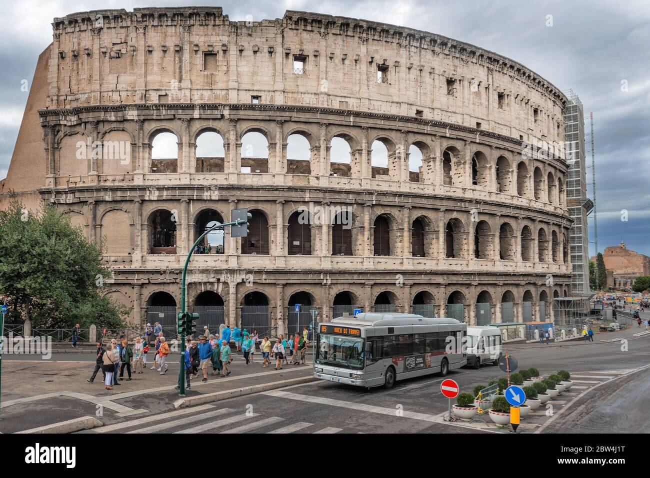 Rom, Italien - 1. September 2014: Blick auf das Flavian Amphitheater, das als Kolosseum in Rom, Italien bekannt ist. Stockfoto