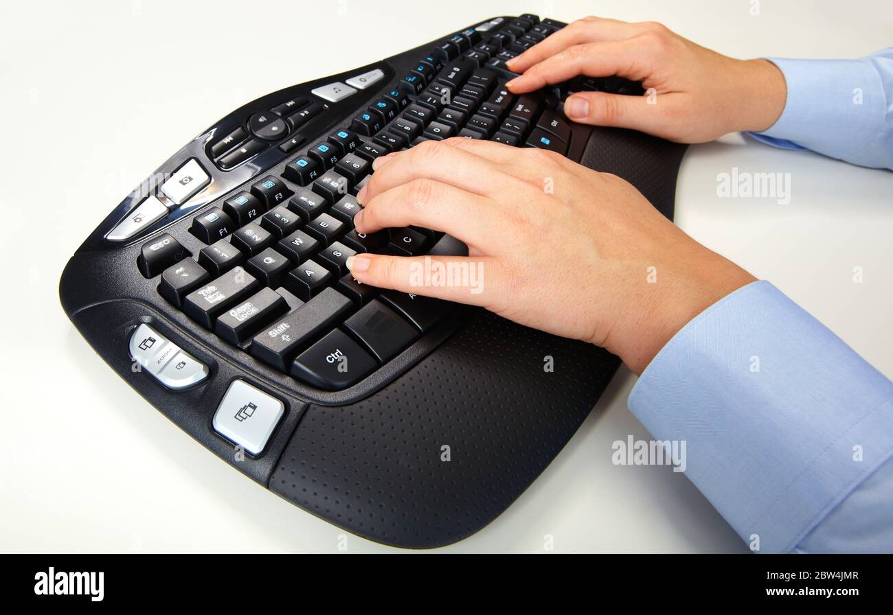 Hände von Geschäftsfrau tippen auf Computer-Tastatur. Isoliertes Weiß. Stockfoto