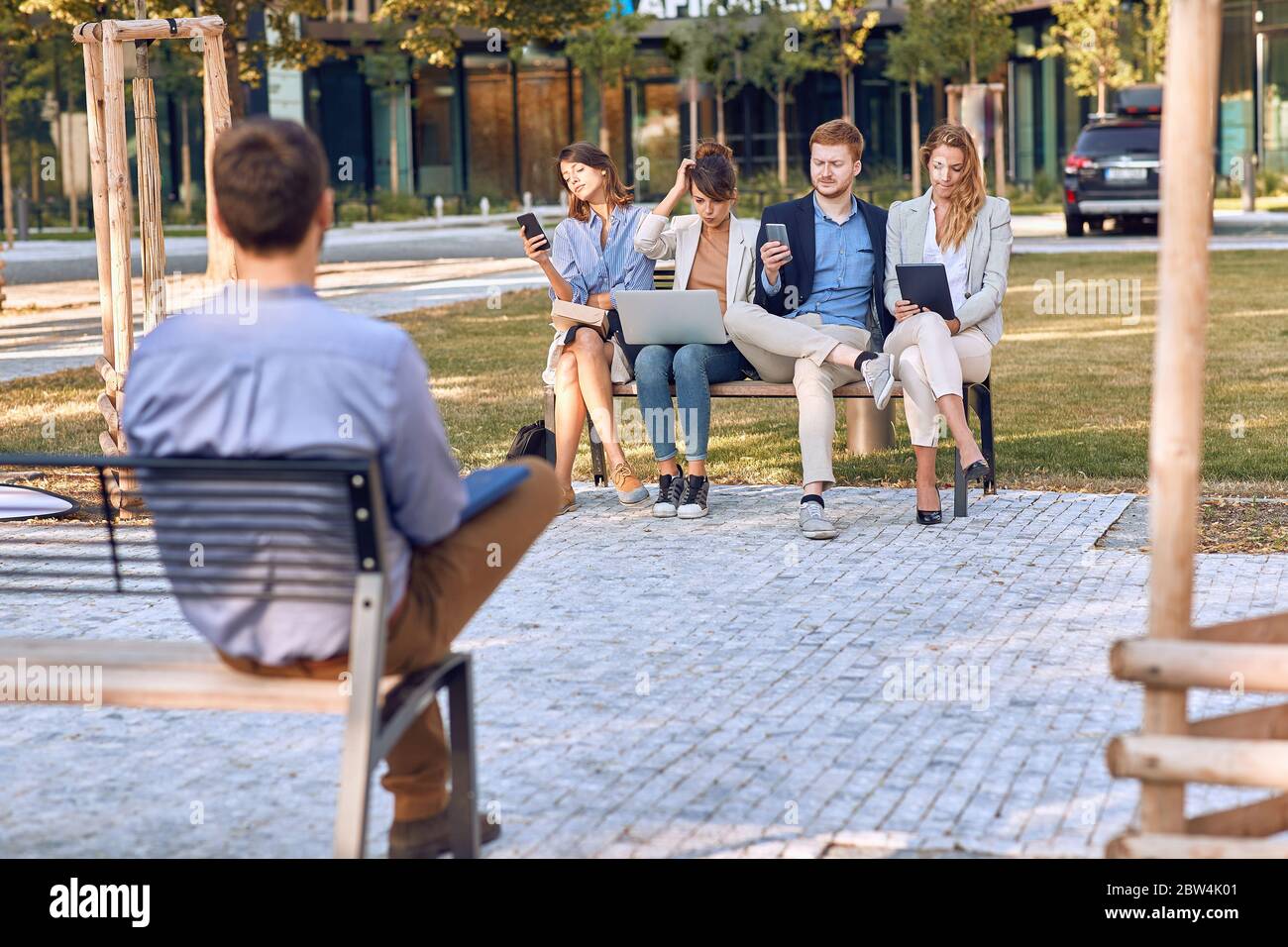 Eine Gruppe von Geschäftsleuten, die sich in einem Park treffen Stockfoto