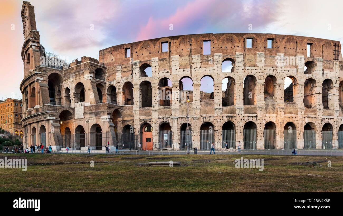 Rom, Italien - 1. September 2014: Blick auf das Flavian Amphitheater, das als Kolosseum in Rom, Italien bekannt ist. Stockfoto