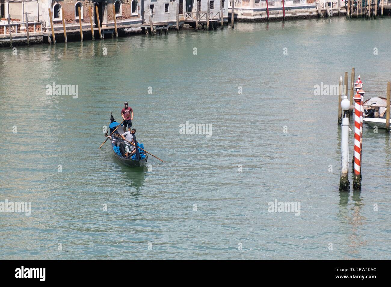 VENEDIG, ITALIEN - MAI 2020: Junge Gondoliere trainieren auf einem leeren Canal Grande kurz nach der Wiedereröffnung nach der Sperrung für Covid-19 am 2020. Mai in V Stockfoto