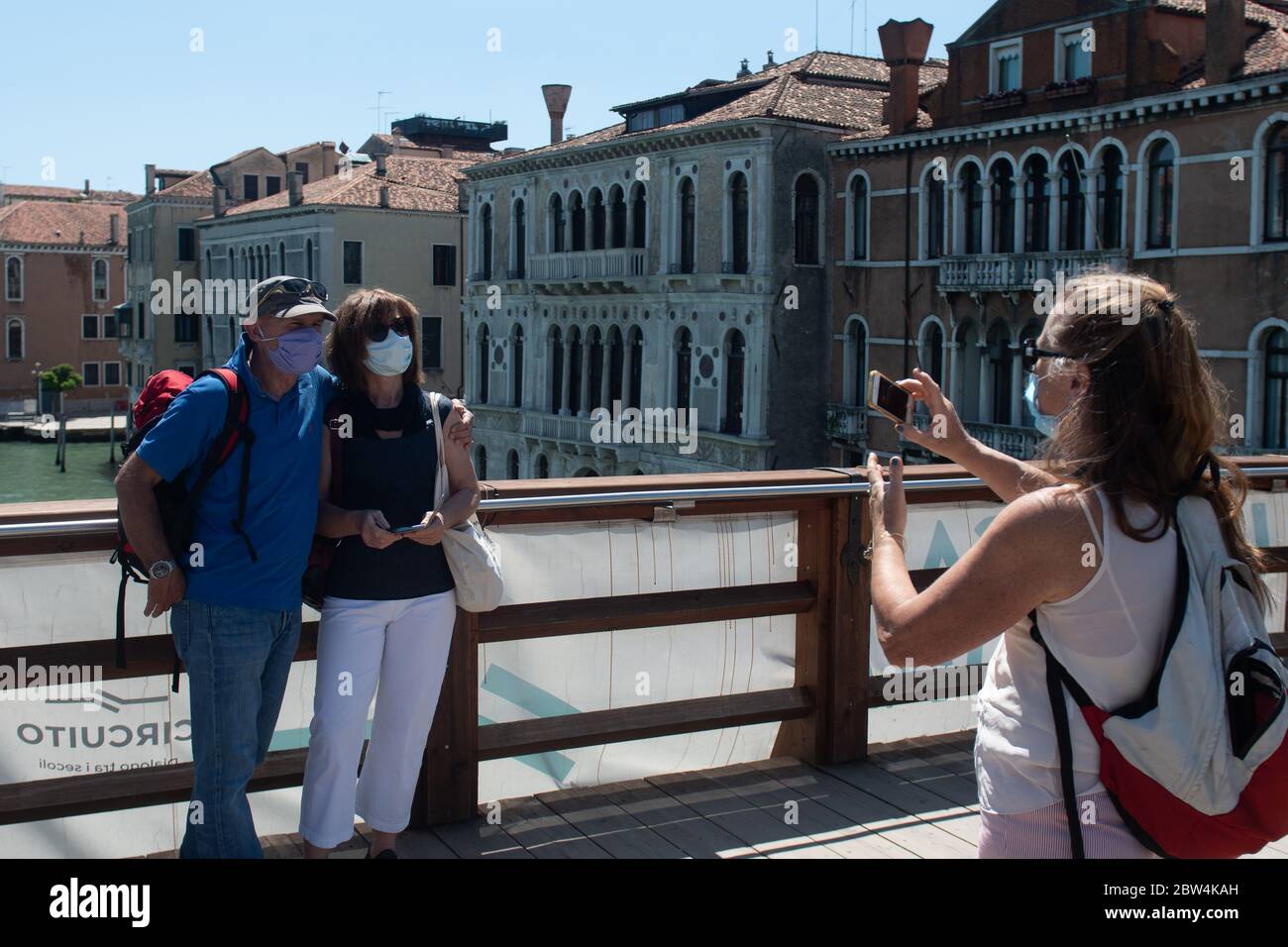 VENEDIG, ITALIEN - MAI 2020: Touristen fotografieren auf der Accademia-Brücke kurz nach der Wiedereröffnung nach der Sperrung für Covid-19 am 2020. Mai in Ve Stockfoto