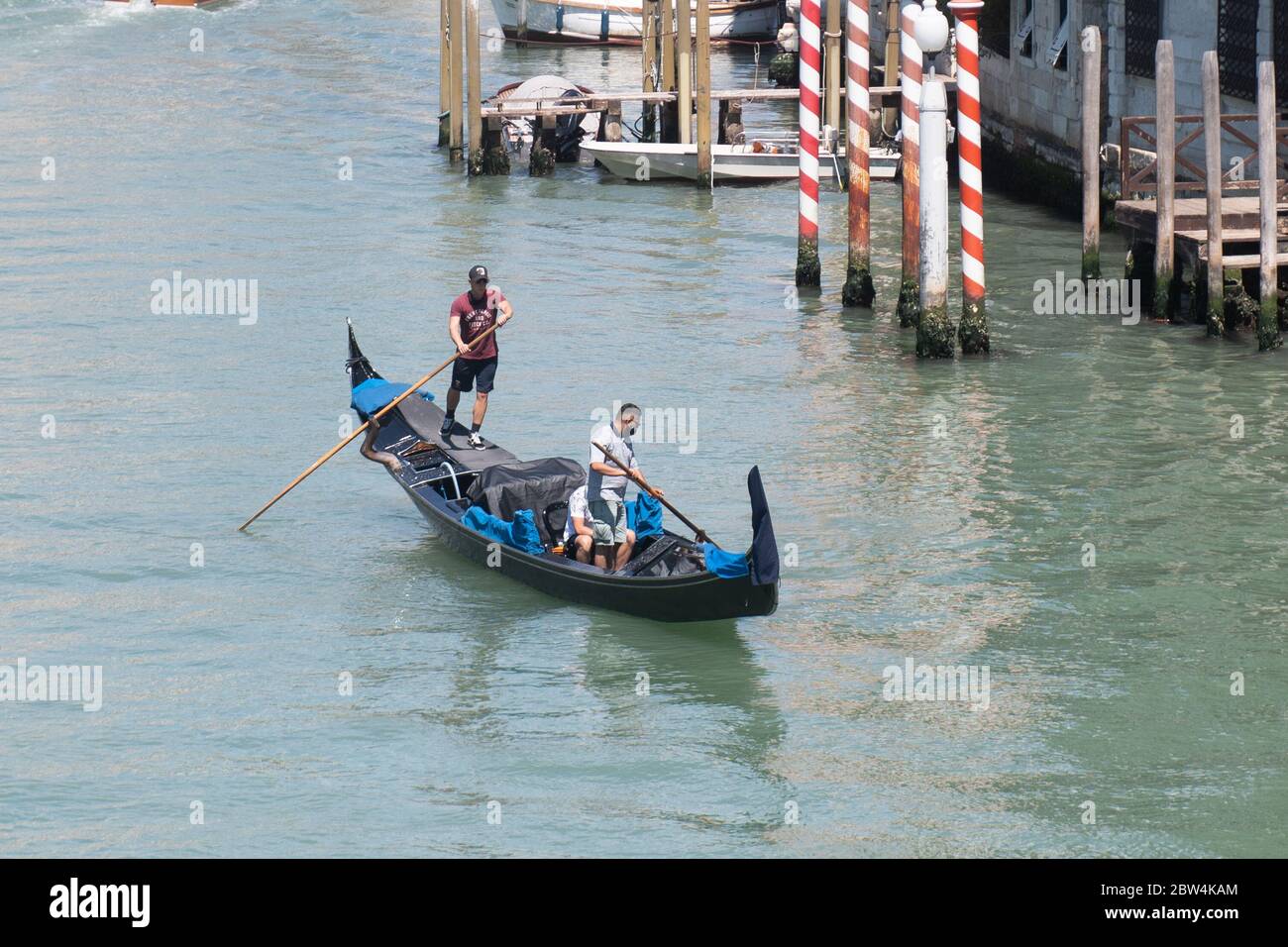 VENEDIG, ITALIEN - MAI 2020: Junge Gondoliere trainieren auf einem leeren Canal Grande kurz nach der Wiedereröffnung nach der Sperrung für Covid-19 am 2020. Mai in V Stockfoto
