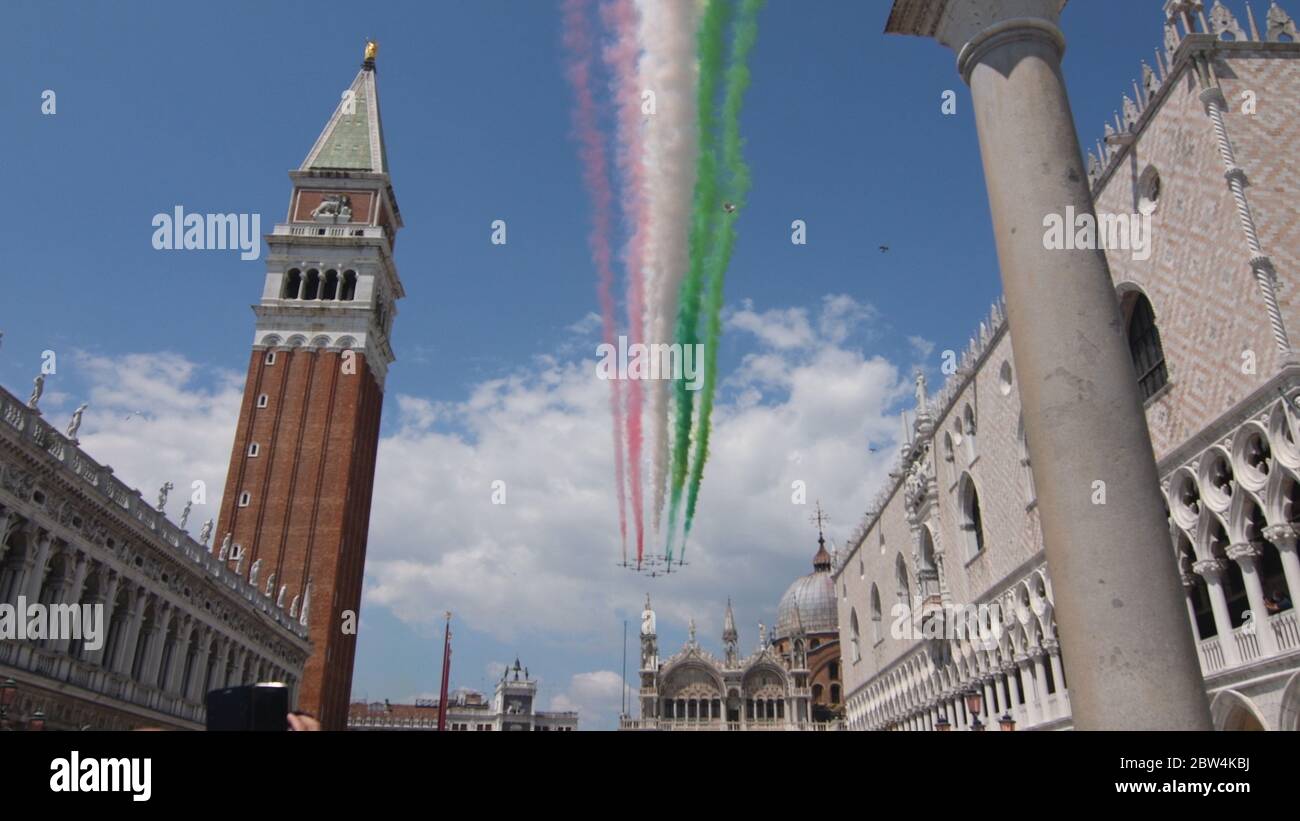 VENEDIG, ITALIEN - MAI 2020: Das Akrobatiker-Team Frecce Tricolori fliegt am 2020. Mai in Venedig über den Markusplatz. Stockfoto