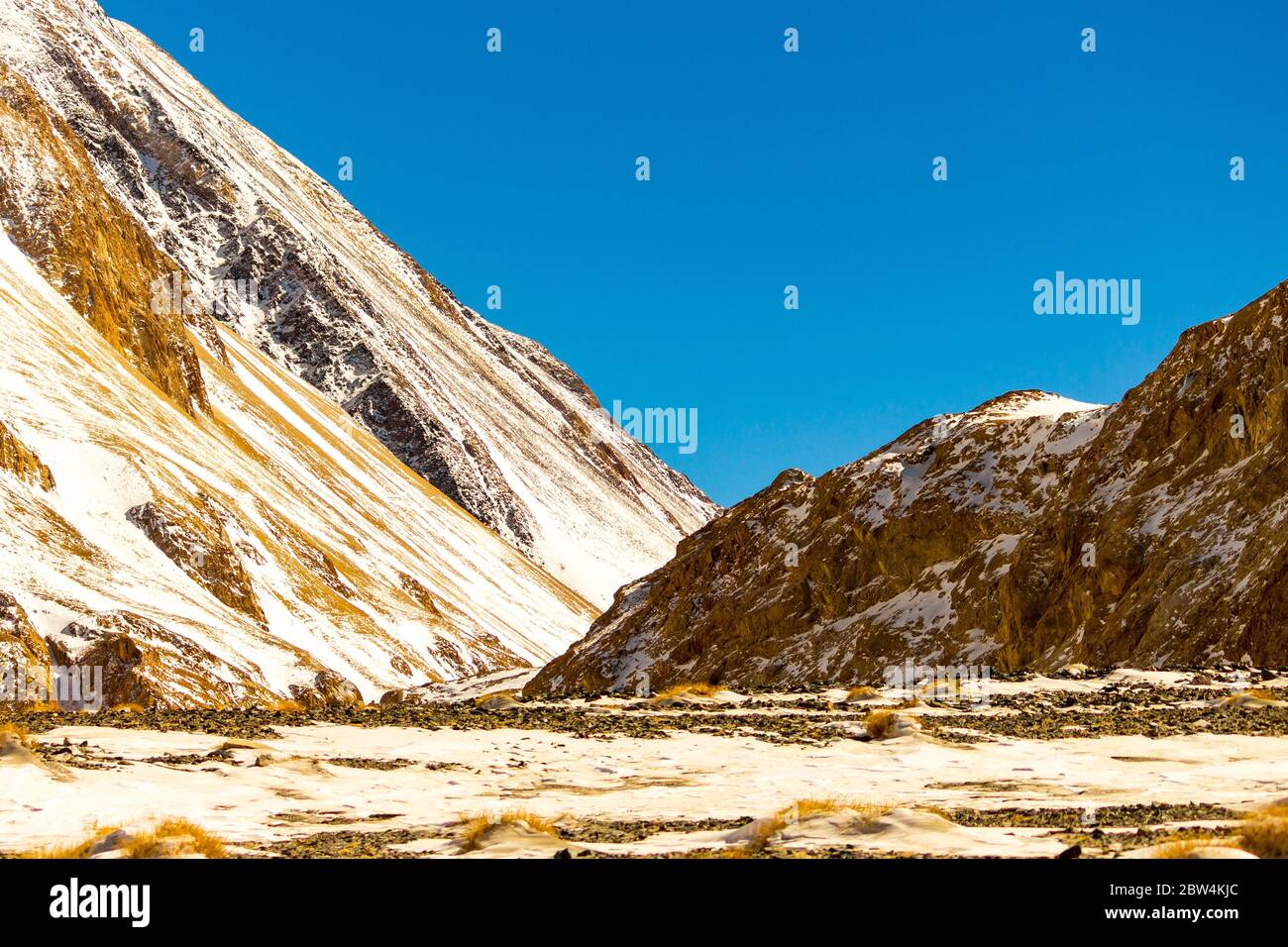 Berge von Ladakh, Indien - Panorama-Blick auf den Himalaya. Natürliche Schönheit von Ladakh in Indien. Schneeberge von Ladakh. Berühmter Touristenort. Stockfoto