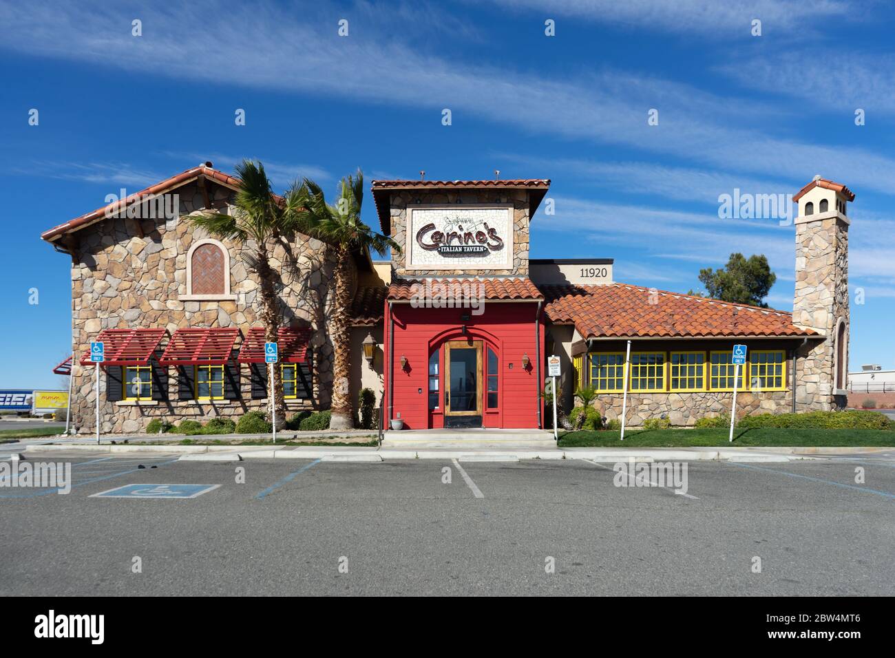 Victorville, CA / USA – 11. Februar 2020: Johnny Carino's italienisches Restaurant im Außengebäude in Victorville, Kalifornien, neben Inters Stockfoto