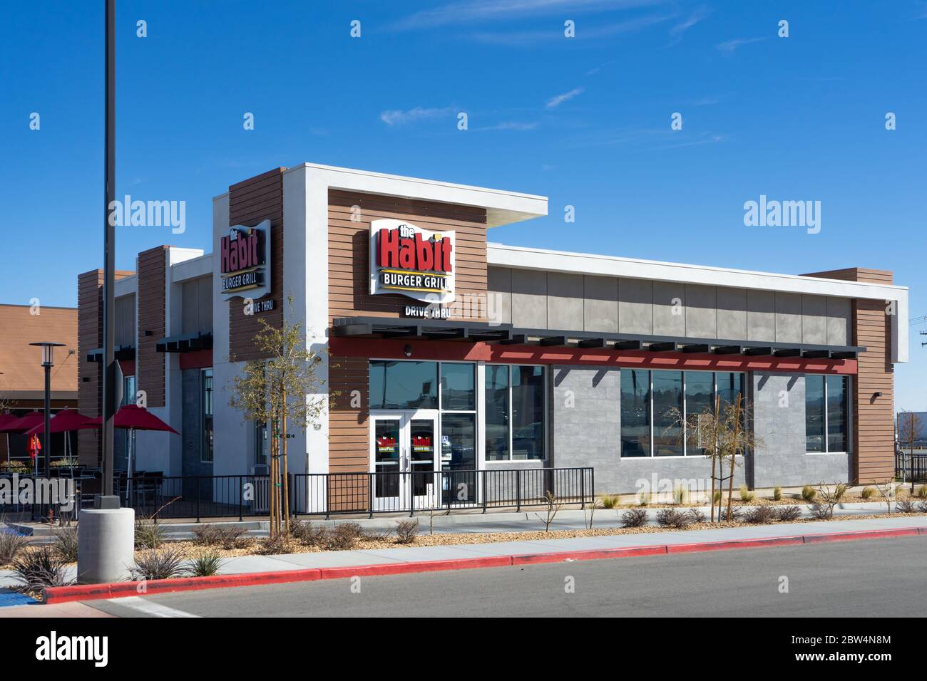 Victorville, CA / USA – 11. Februar 2020: Habit Burger Grill Restaurant in Victorville, Kalifornien, neben der Interstate 15. Stockfoto