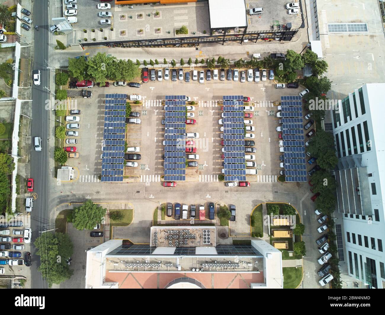 Parkplatz im Business Center mit Solarpanel über der oberen Drohne Stockfoto