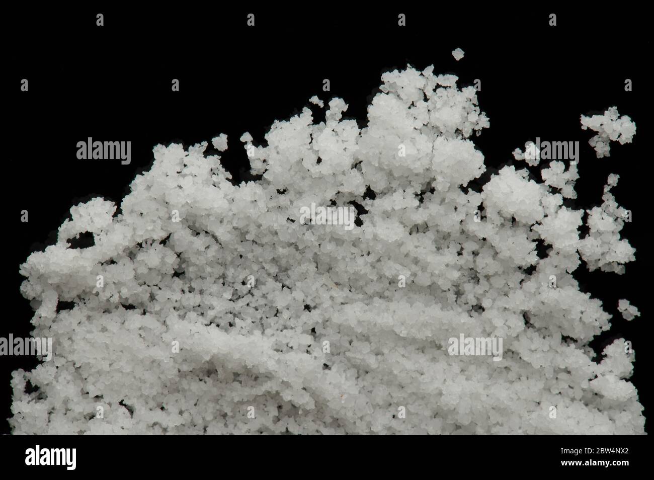 Kristalle von Meersalz isoliert auf schwarzem Hintergrund Nahaufnahme Stockfoto