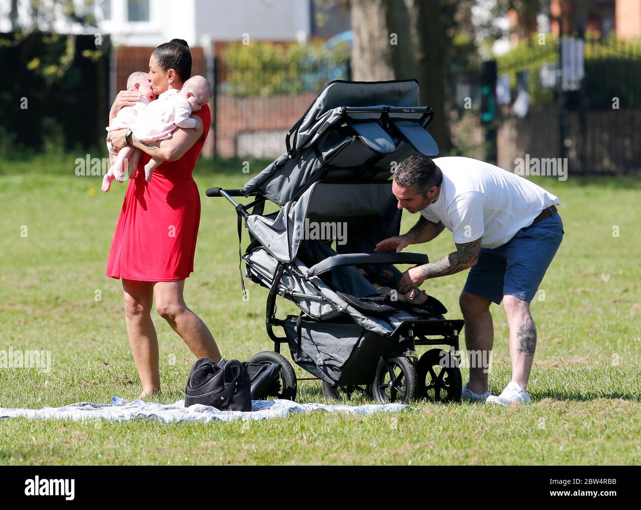 Tracy Britton, 50-jährige Mutter mit Vierfüssern auf Picknick, April 2019 Stockfoto