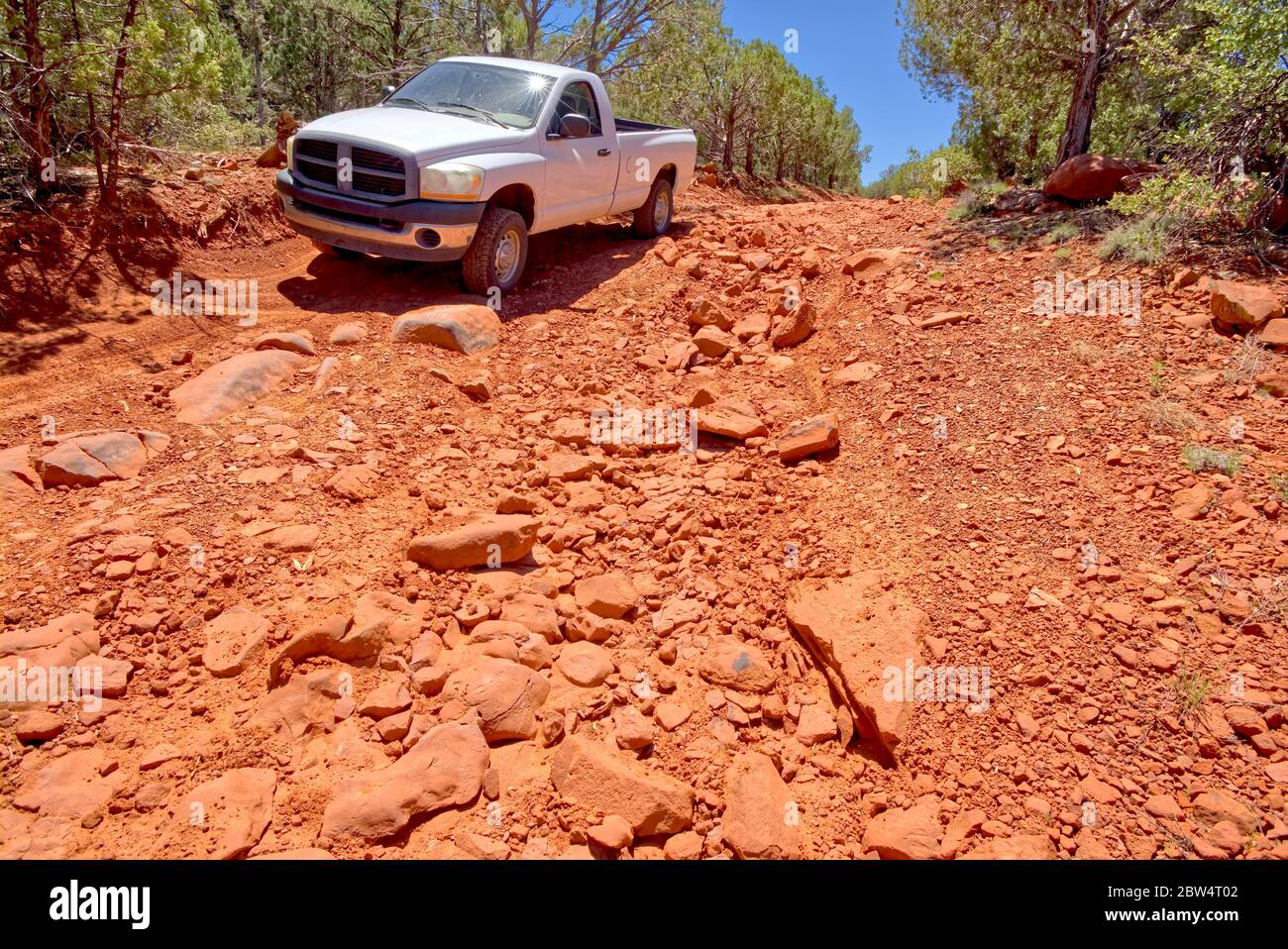 Ein 4x4 Pickup Truck, der auf einem sehr felsigen und rauen Abschnitt der Forest Service Road 573 in Prescott National Forest Arizona unterwegs ist. Stockfoto