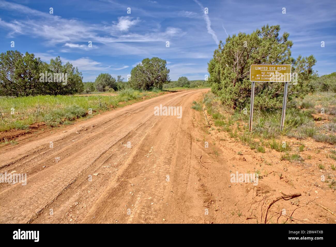 Ein Schild entlang Forest Service Road 573 im Prescott National Forest of Arizona warnt die Gegend hat begrenzte Nutzung. Stockfoto