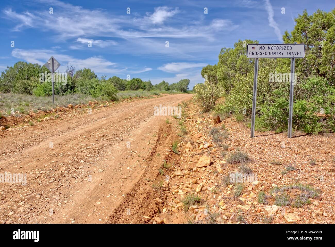 Ein Schild entlang Forest Service Road 573 im Prescott National Forest of Arizona warnt, dass Cross-Country-Reisen abseits der Straße nicht erlaubt ist. Stockfoto