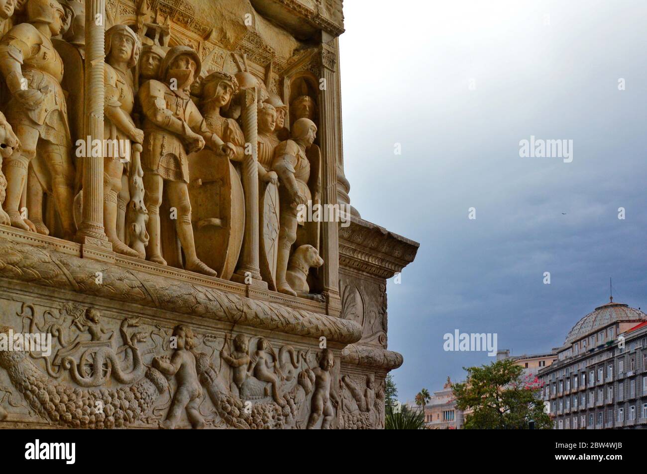 Skulpturen am Eingang des Castel Nuovo in Neapel, Italien. Stockfoto