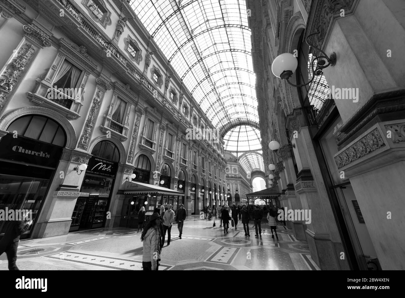 MAILAND, ITALIEN - 16, MÄRZ 2018: Schwarz-weiß-Bild des Innenraums der Galleria Vittorio Emanuele II, einem alten Einkaufszentrum in Mailand, Italien Stockfoto