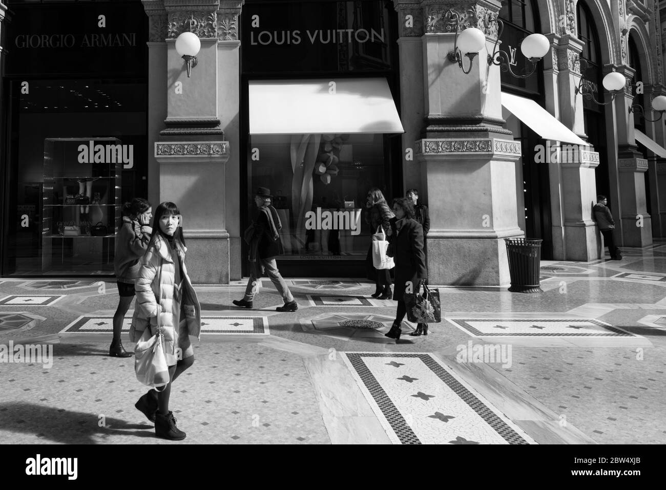 MAILAND, ITALIEN - 16, MÄRZ 2018: Schwarz-weiß Bild von Menschen in der Galleria Vittorio Emanuele II, einem alten Einkaufszentrum in Mailand, Italien Stockfoto