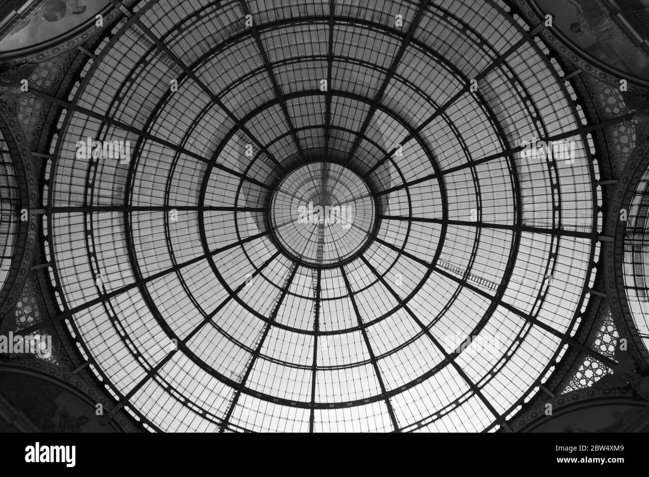 MAILAND, ITALIEN - 16, MÄRZ 2018: Schwarz-weiß-Bild der architektonischen Decke der Galleria Vittorio Emanuele II, einem alten Einkaufszentrum in Mailand, Stockfoto