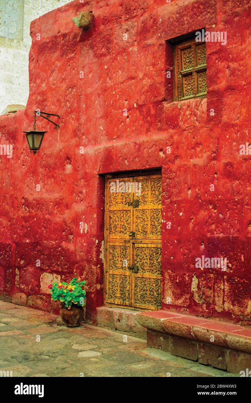 Alte Hausfassade mit geschnitzter Holztür in Arequipa. Mit einem starken spanischen Einfluss in seinem historischen Zentrum ist es die zweitgrößte Stadt in Peru. Stockfoto