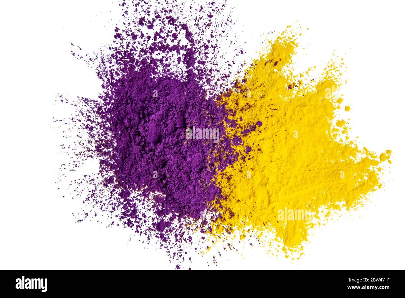 Abstrakter Hintergrund von lila und gelben trockenen Pulverfarben.Kopierraum in der Mitte der gemischten trockenen Farben. Stockfoto