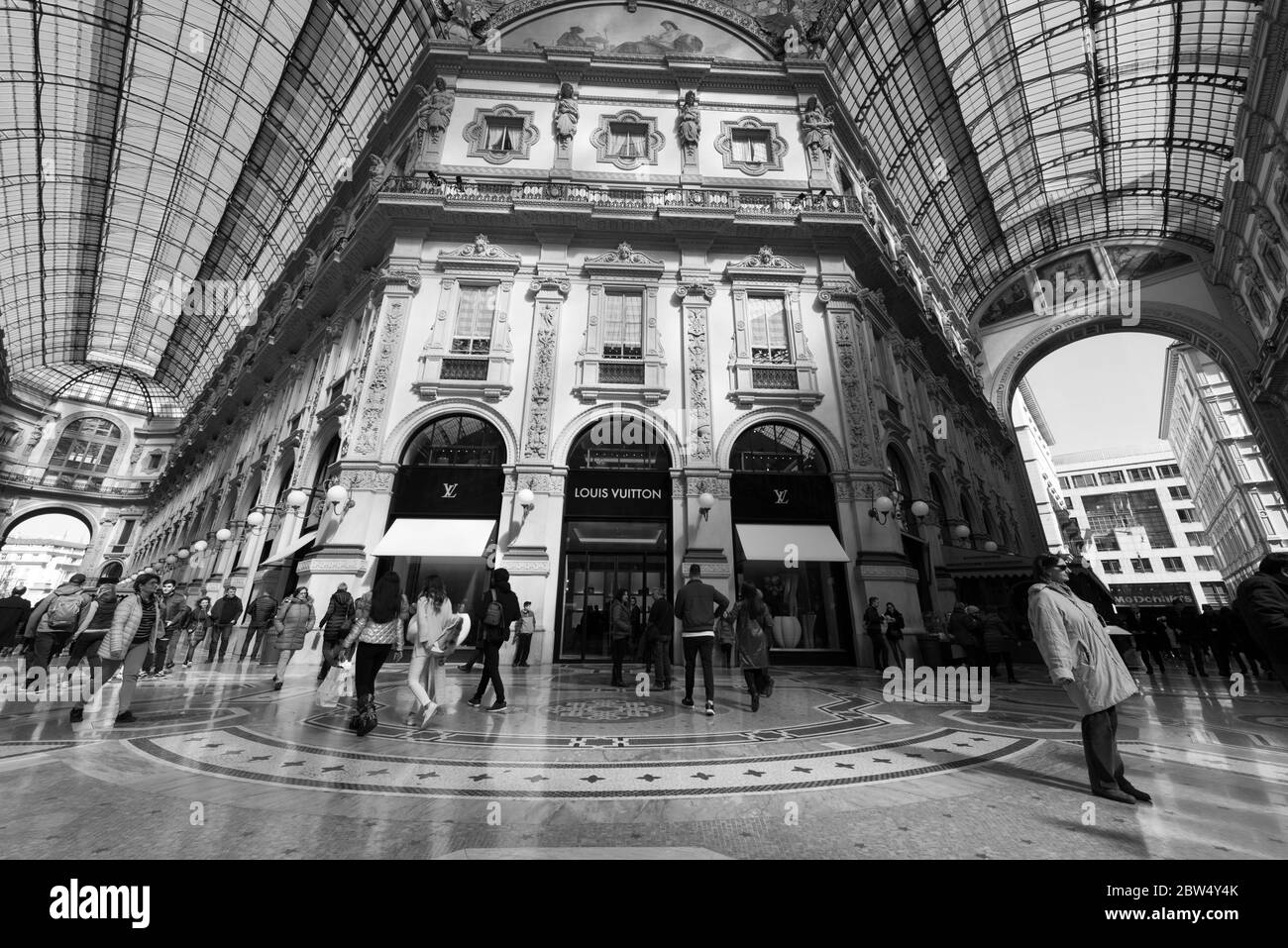 MAILAND, ITALIEN - 16, MÄRZ 2018: Schwarz-weiß Bild eines Luxus-Einkaufszentrum Galleria Vittorio Emanuele II, in Mailand, Italien Stockfoto