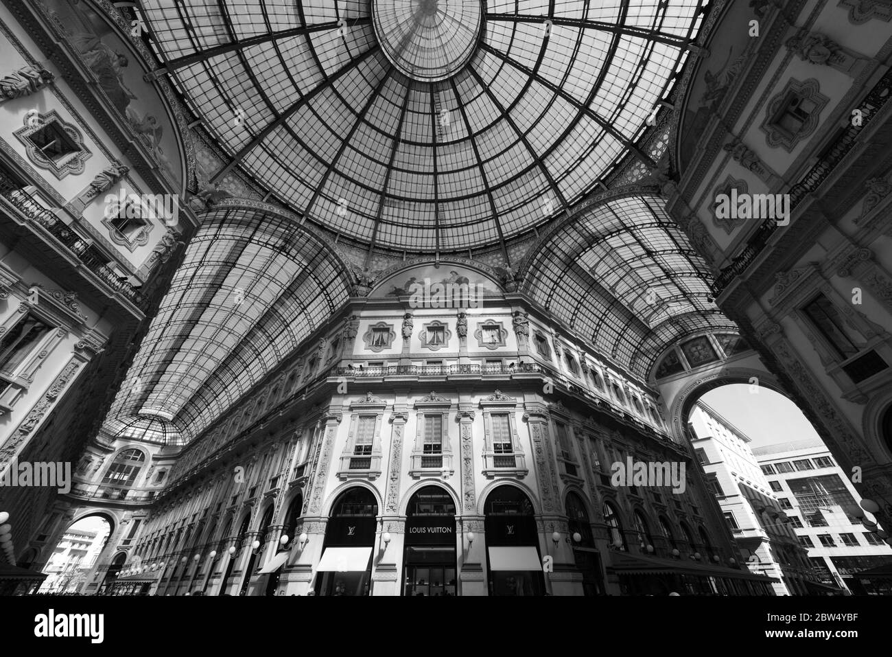MAILAND, ITALIEN - 16, MÄRZ, 2018: Schwarz-weiß-Bild von dekorierten Innenraum der Galleria Vittorio Emanuele II, in Mailand, Italien Stockfoto