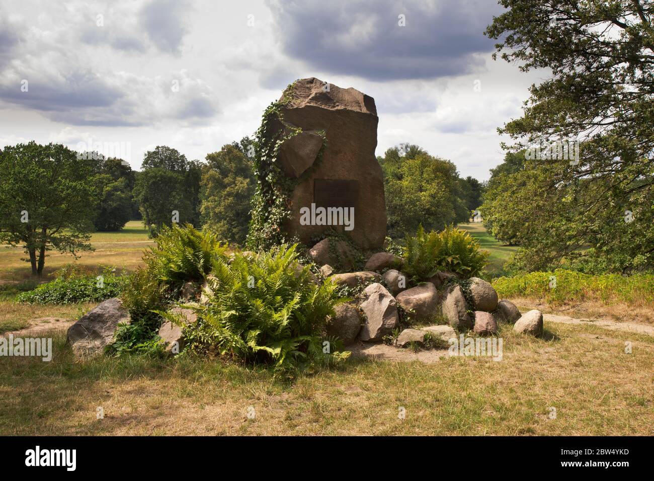 Stein von Puckler-Muskau (Pucklerstein) im Park Muzakowski (Park von Muskau) bei Leknica. UNESCO-Weltkulturerbe. Polen Stockfoto