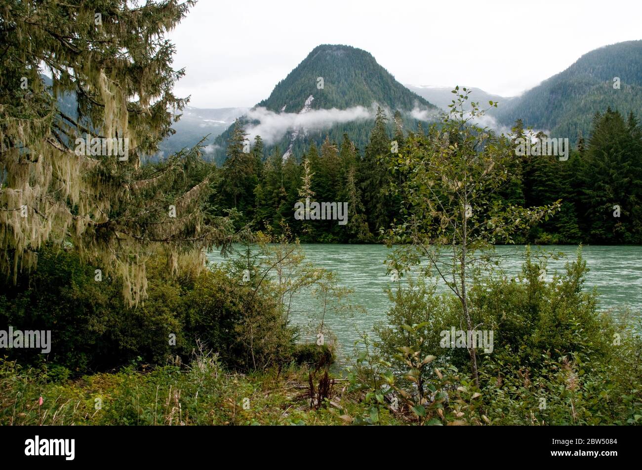 Der Wannock (Wanukv) Fluss und die Küstenberge im Wuikinuxv First Nation Territory, Great Bear Rainforest, Central Coast, British Columbia, Kanada. Stockfoto