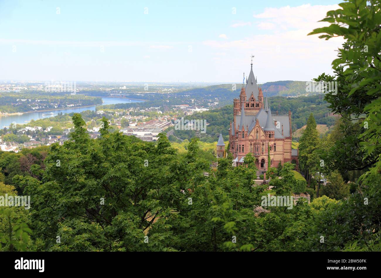 Schloss Drachenburg, Rheintal und die Stadt Bonn. Deutschland, Europa. Stockfoto