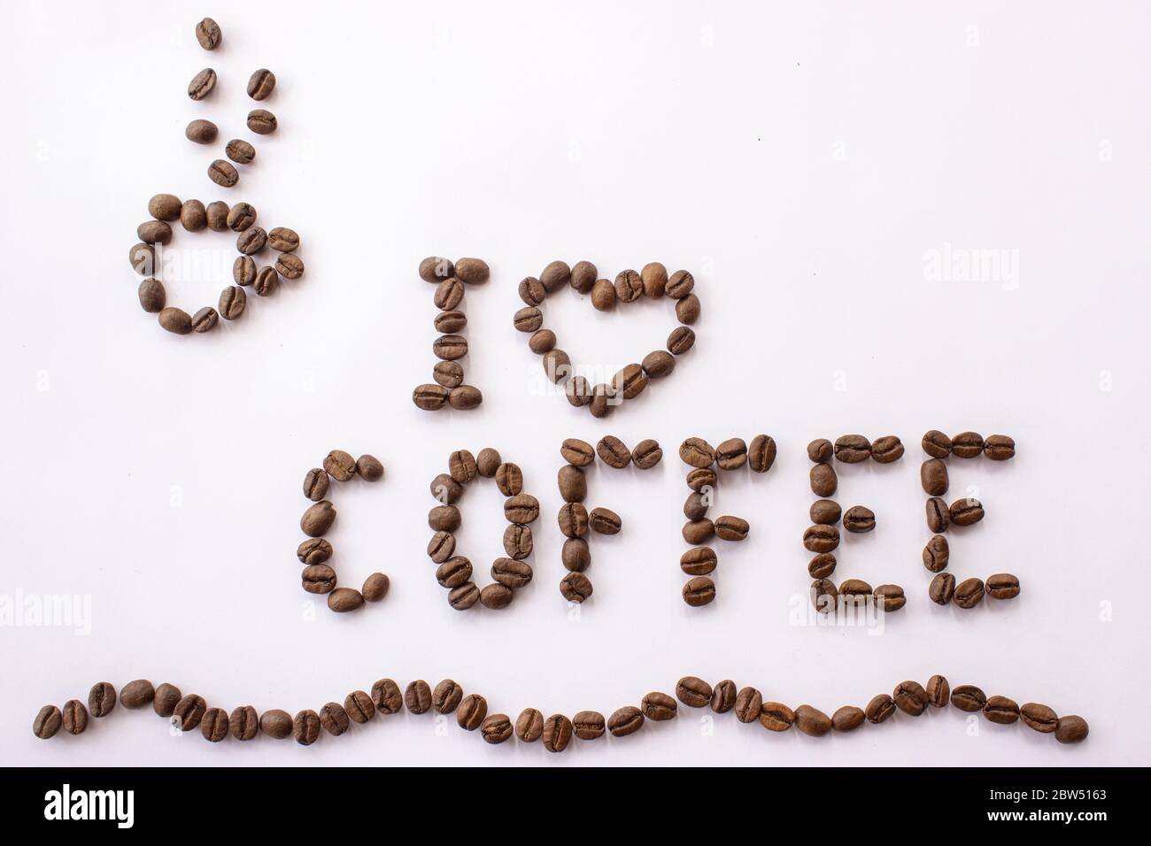 Kaffeebohnen Inschrift ich liebe Kaffee arabica und Kaffeetasse auf weißem Hintergrund Stockfoto
