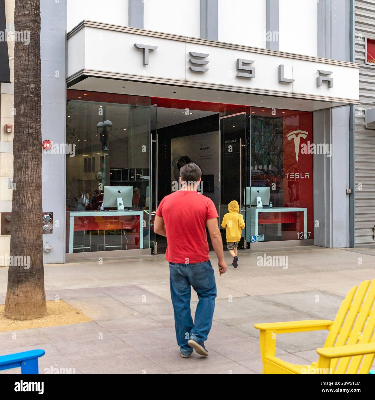 Santa Monica, Kalifornien, USA. April 2019. Tesla, Inc. (Früher Tesla Motors, Inc.) ist ein amerikanisches Elektrofahrzeug- und Energieunternehmen mit Sitz in Palo Alto, Kalifornien. Das Unternehmen ist spezialisiert auf die Herstellung von Elektrofahrzeugen, die Speicherung von Batterieenergie vom Haus bis zum Netz und durch die Übernahme von SolarCity, Solarpanel und Solardachziegel. Kredit: Alexey Bychkov/ZUMA Wire/Alamy Live News Stockfoto