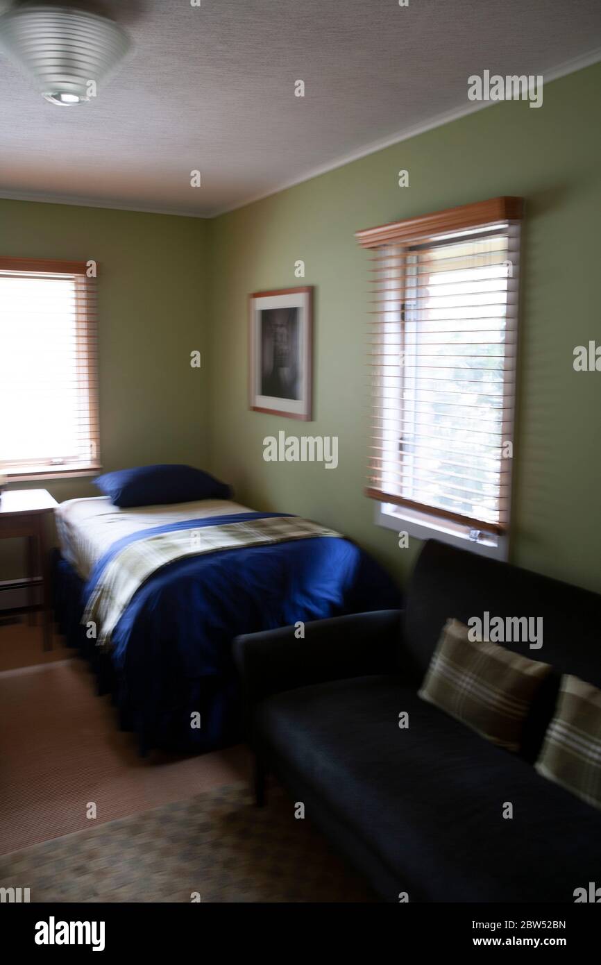 Schlafzimmer mit zwei Einzelbetten Stockfoto