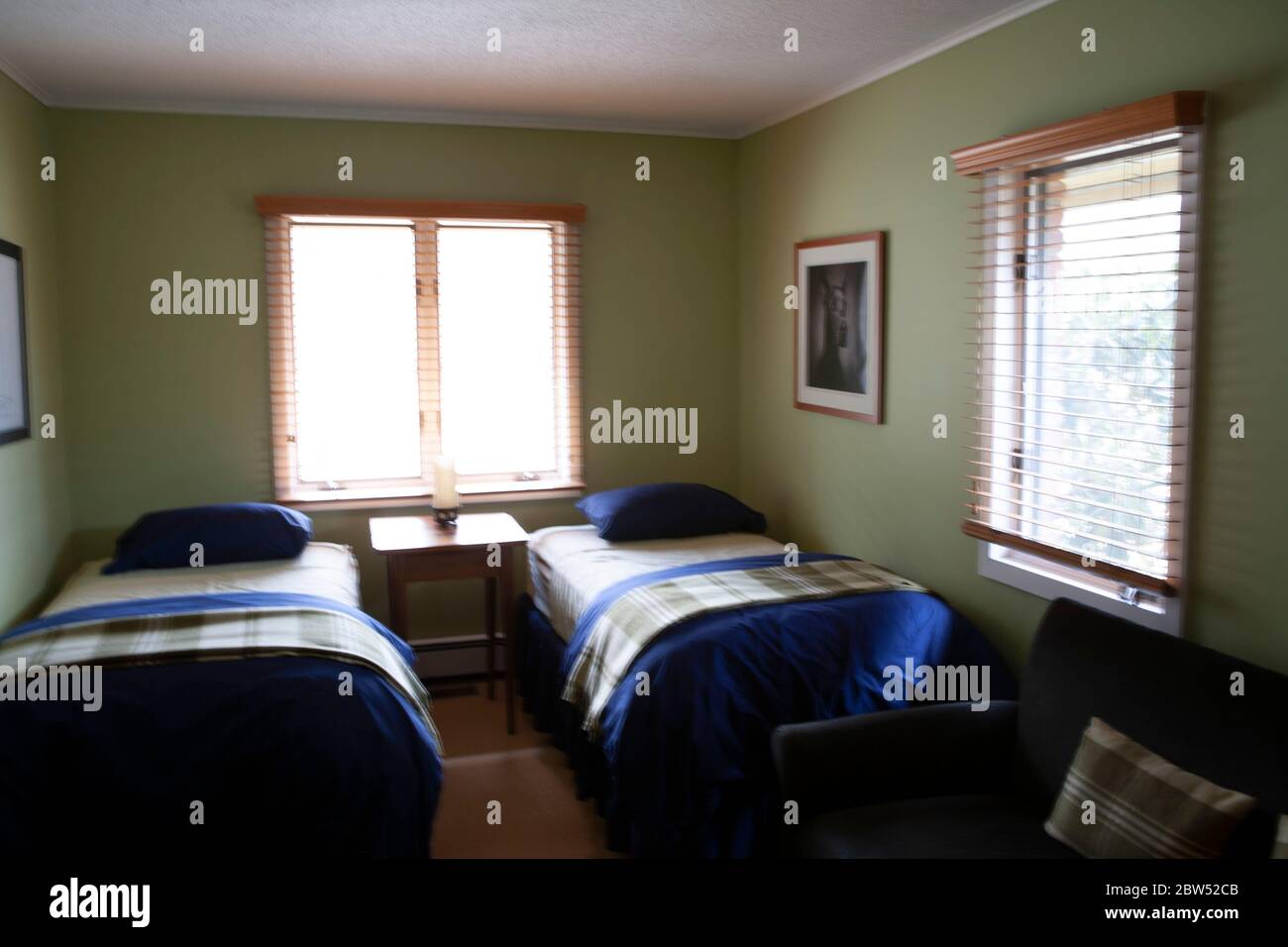Schlafzimmer mit zwei Einzelbetten Stockfoto