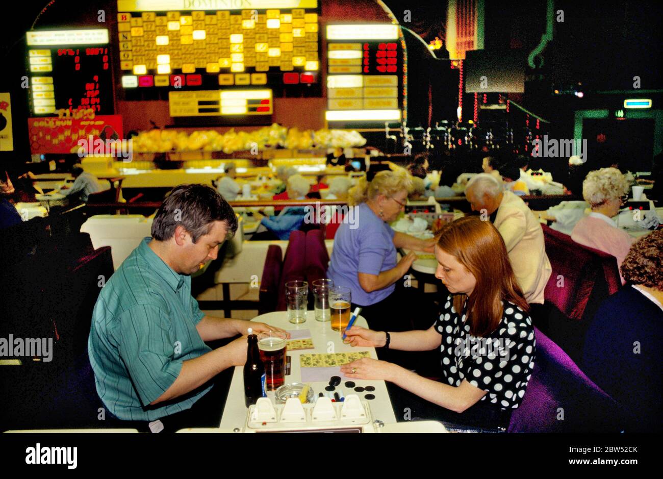 Abendunterhaltung im örtlichen bing Club, Gruppe von Leuten, die Bingo North London 1990s UK HOMER SYKES spielen Stockfoto