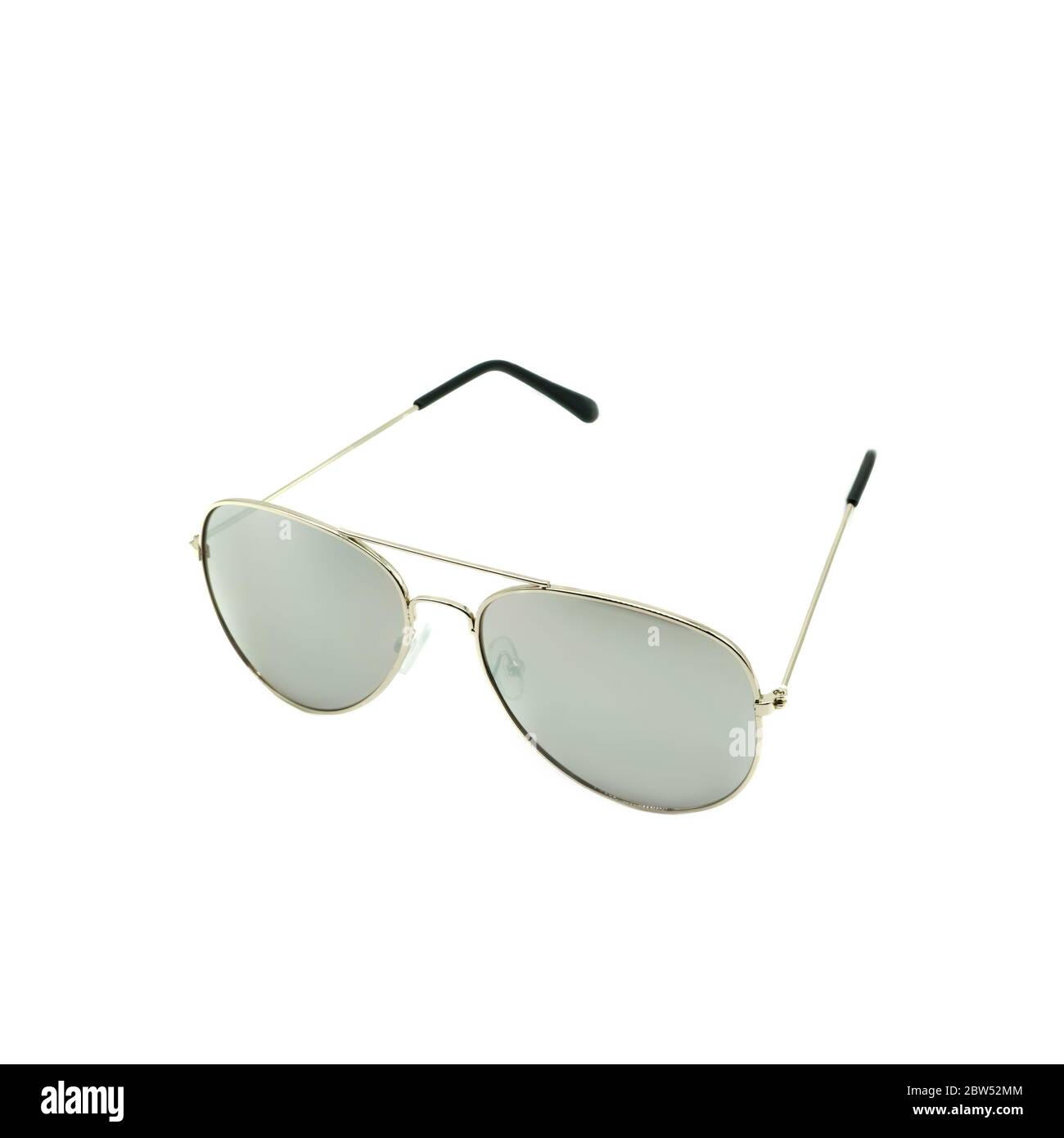 Silberverspiegelte Sonnenbrille mit silbernem Rahmen, weißer Hintergrund Stockfoto