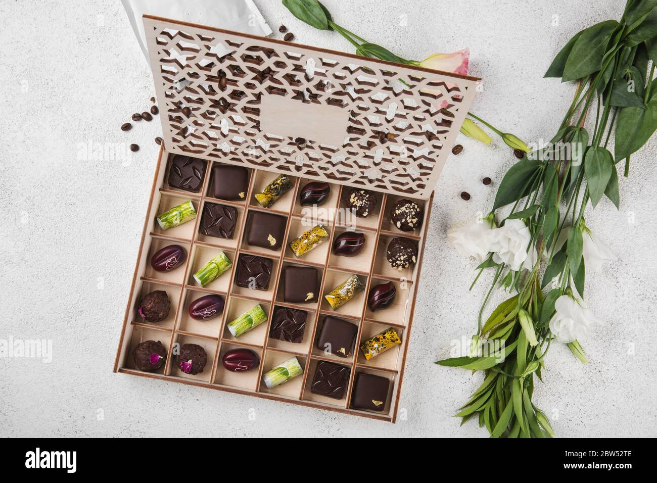Verschiedene handgefertigte Süßigkeiten. Verpackt in einer schönen Holzkiste. Stockfoto