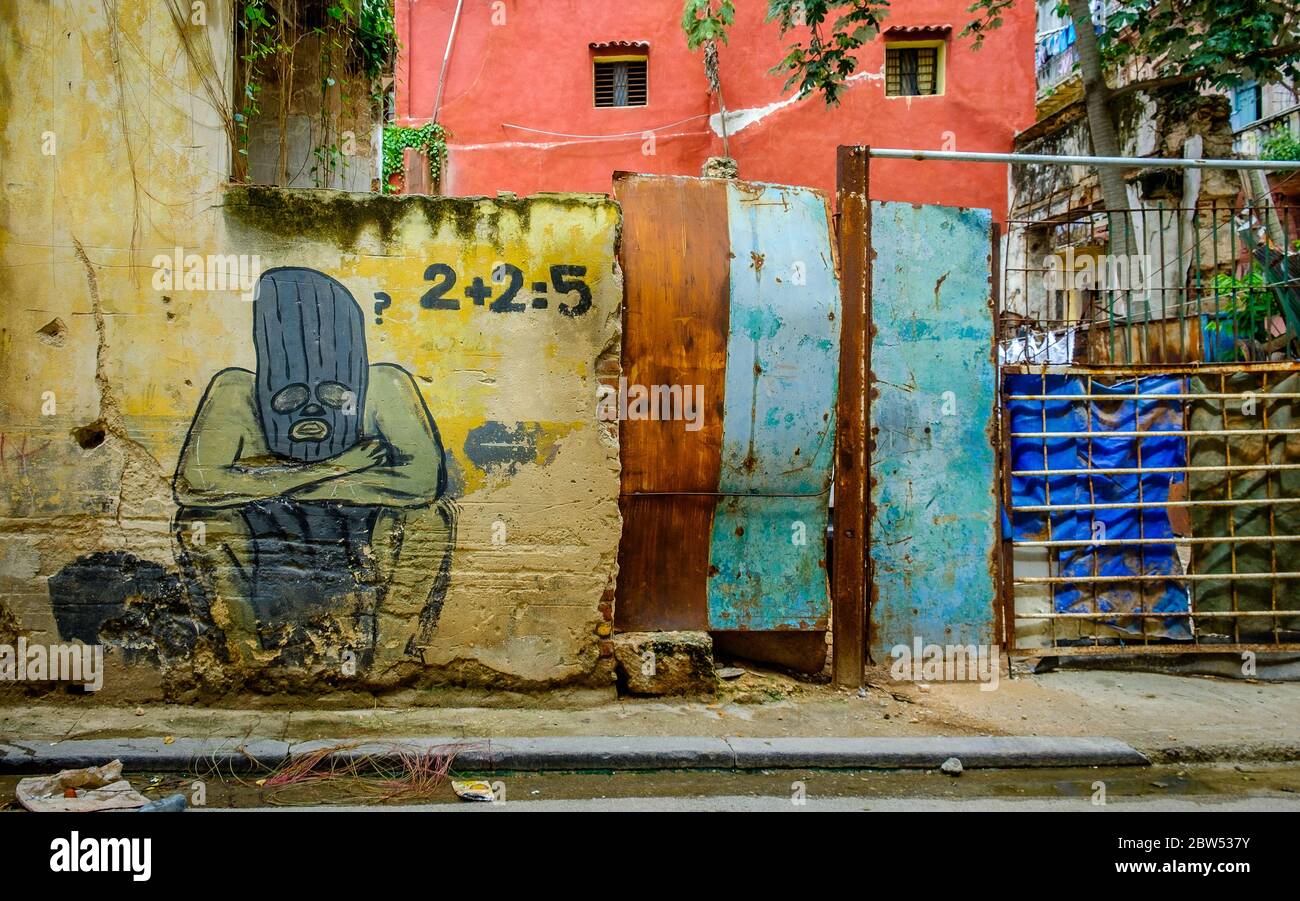 Havanna, Kuba, Juli 2019, Gesellschaftskritik an einer verfallenen Wand des Graffiti-Künstlers Fabian Lopez Stockfoto