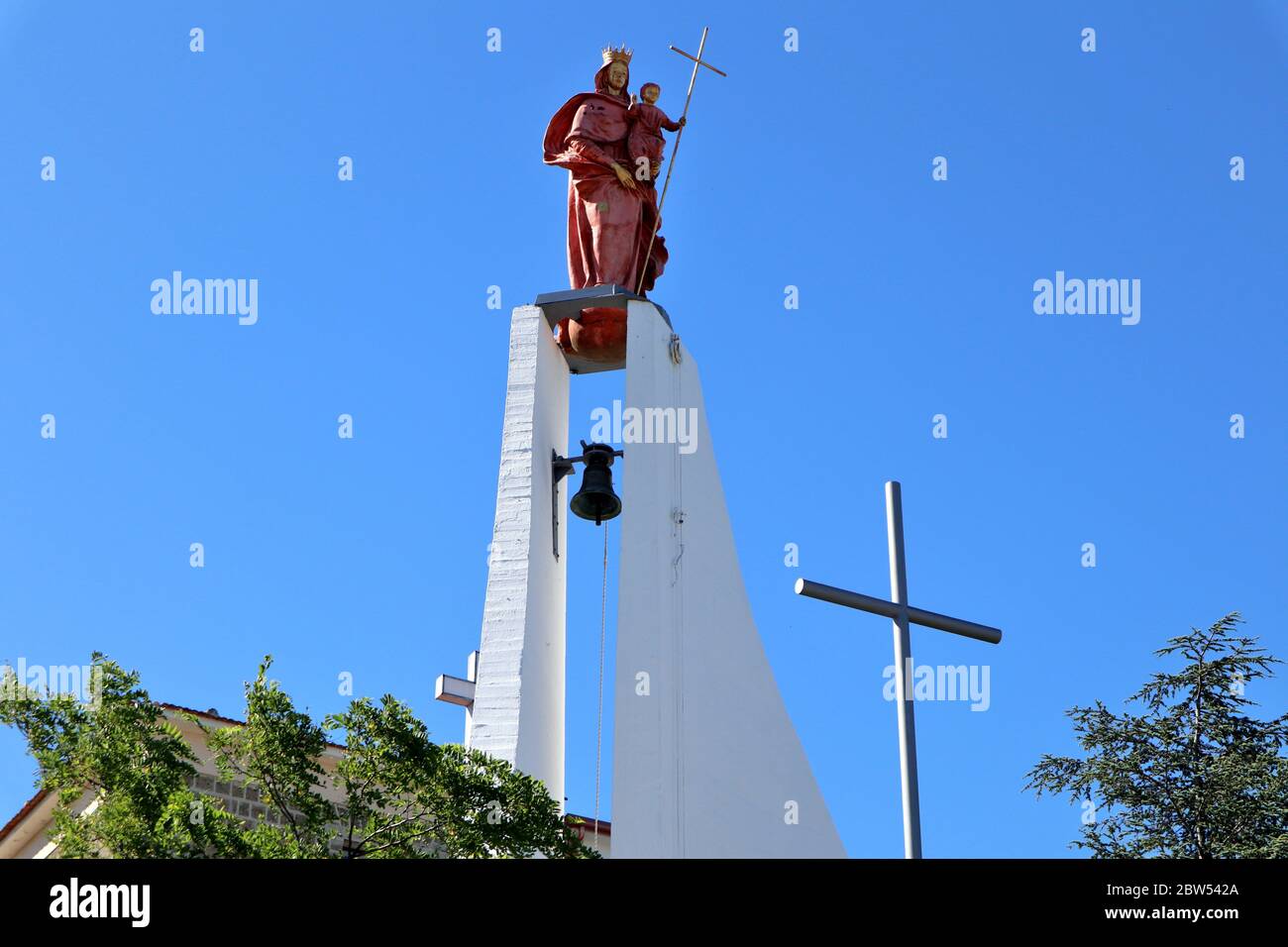 Maddaloni - Statua sul campanile al Santuario di San Michele e Santa Maria del Monte Stockfoto