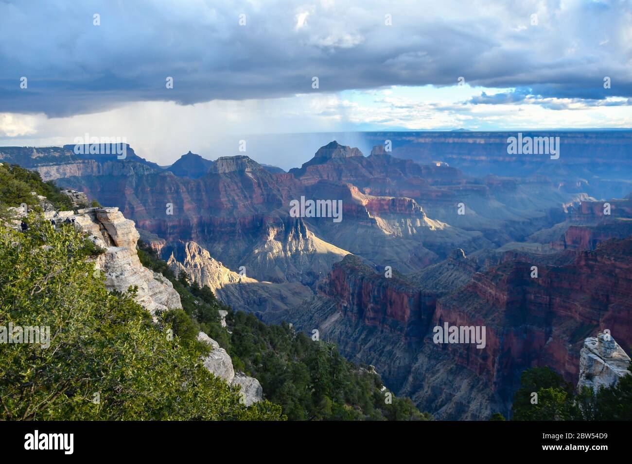 Regendusche über dem wunderschönen Nordrand des Grand Canyon in Arizona. Die Sicht verändert sich ständig. Stockfoto