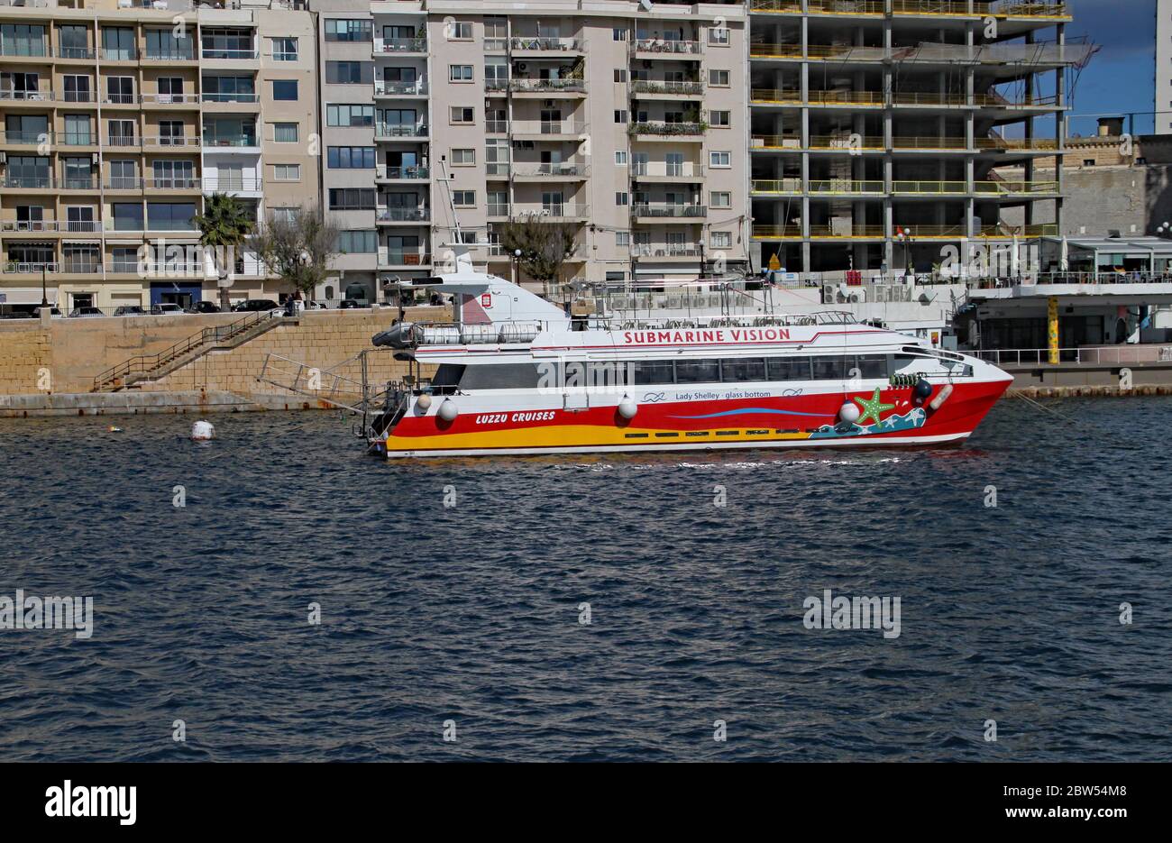 VALLETTA, MALTA - 10. NOVEMBER 2019: Hafenrundfahrt Glasbodenboot, das vom Sliema Dock aus segeln soll Stockfoto
